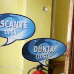 Comhartha-Oscailte-Dúnta