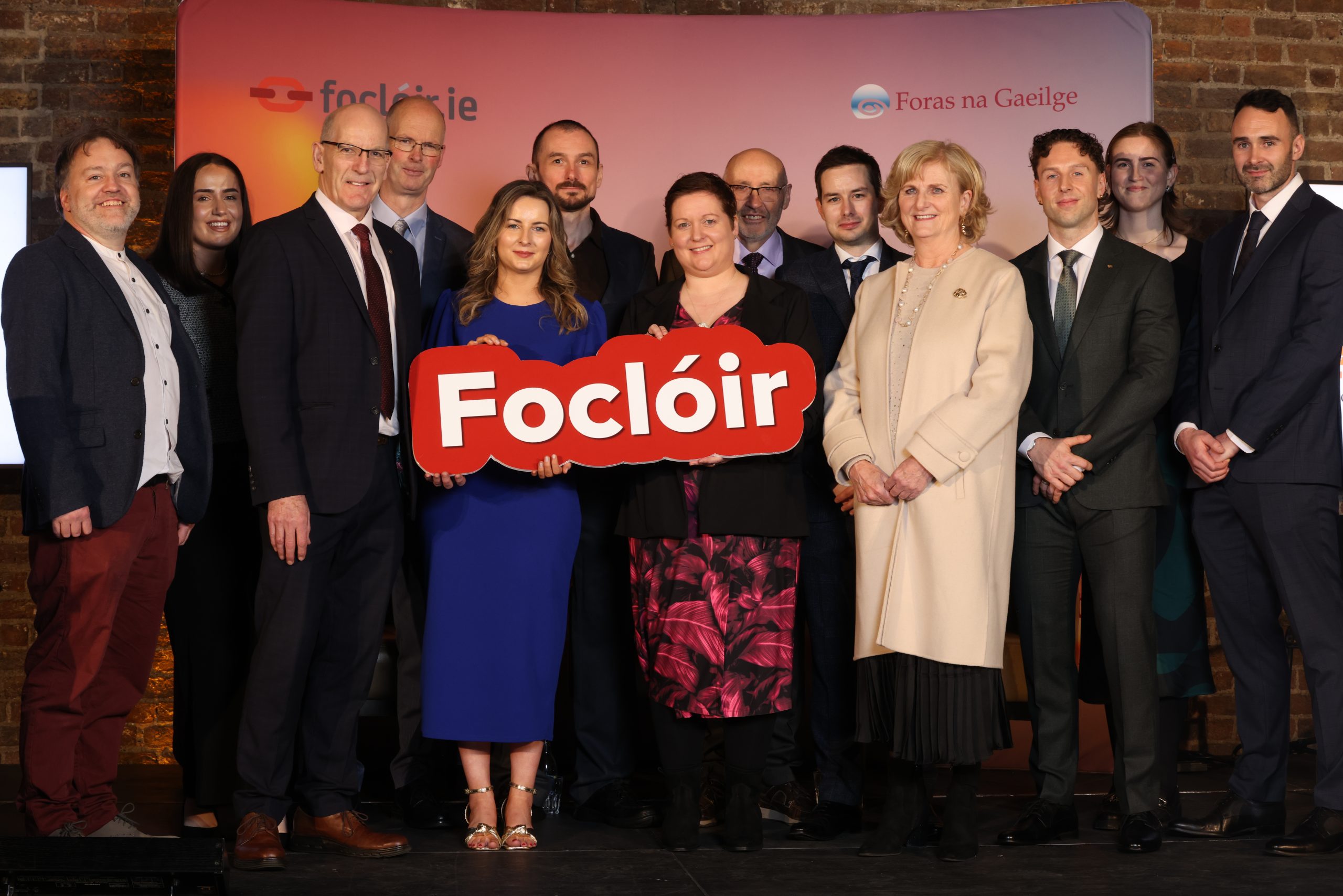 Foireann an Fhoclóra ina seasamh ag seoladh an Fhoclóra